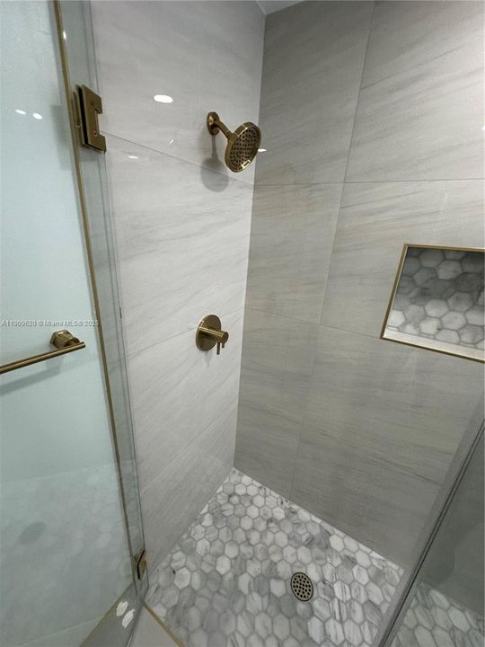 Activo con contrato: $599,000 (3 camas, 2 baños, 2103 Pies cuadrados)