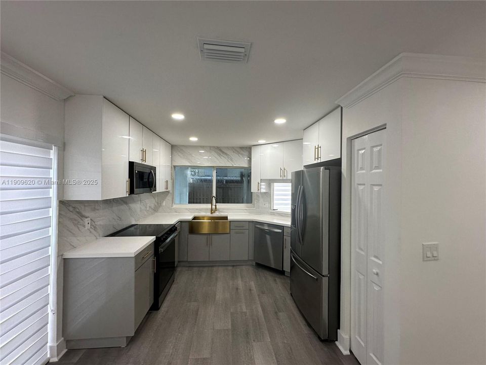 Activo con contrato: $599,000 (3 camas, 2 baños, 2103 Pies cuadrados)