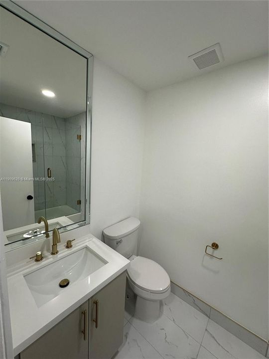 Activo con contrato: $599,000 (3 camas, 2 baños, 2103 Pies cuadrados)