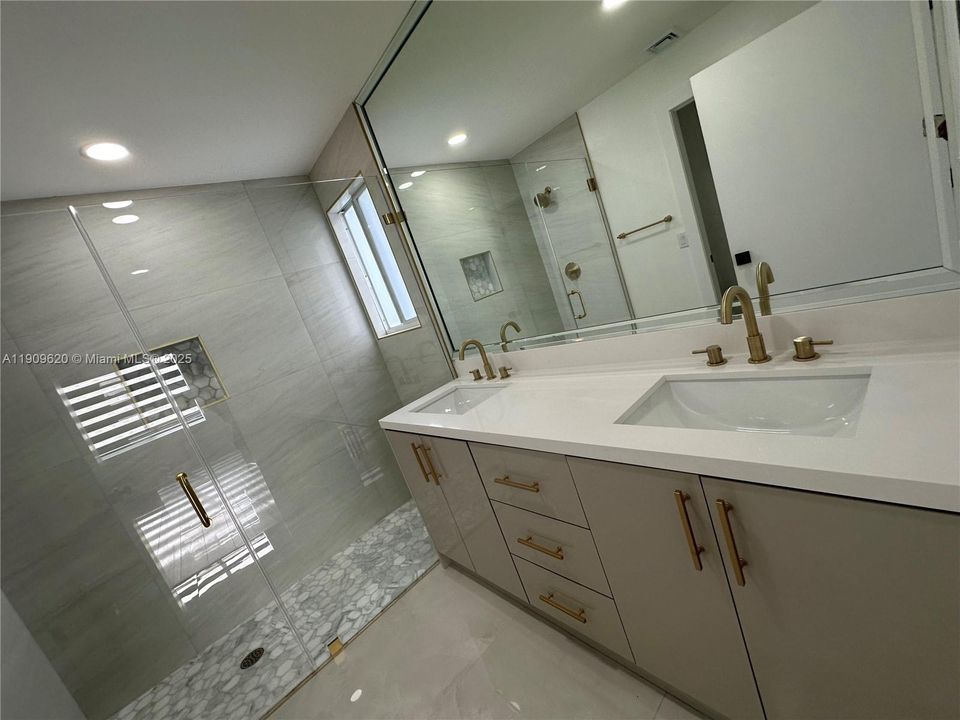 Activo con contrato: $599,000 (3 camas, 2 baños, 2103 Pies cuadrados)