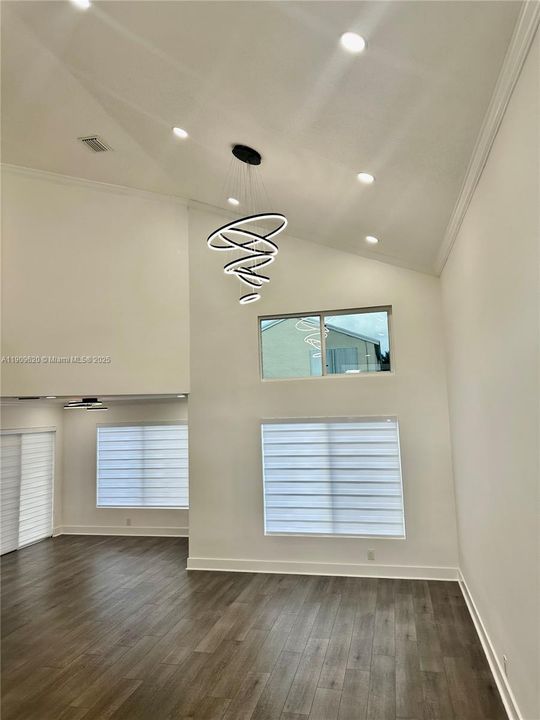 Activo con contrato: $599,000 (3 camas, 2 baños, 2103 Pies cuadrados)