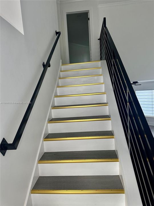 Activo con contrato: $599,000 (3 camas, 2 baños, 2103 Pies cuadrados)