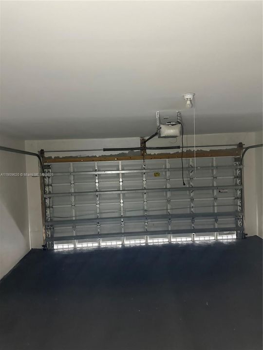 Activo con contrato: $599,000 (3 camas, 2 baños, 2103 Pies cuadrados)