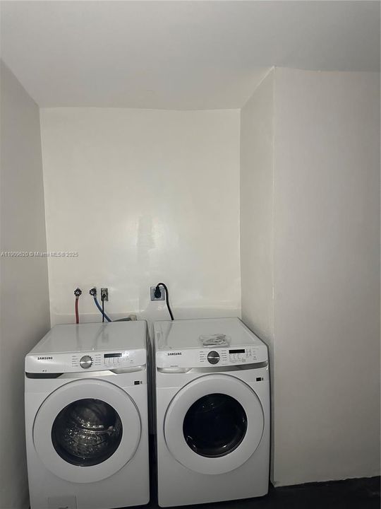 Activo con contrato: $599,000 (3 camas, 2 baños, 2103 Pies cuadrados)