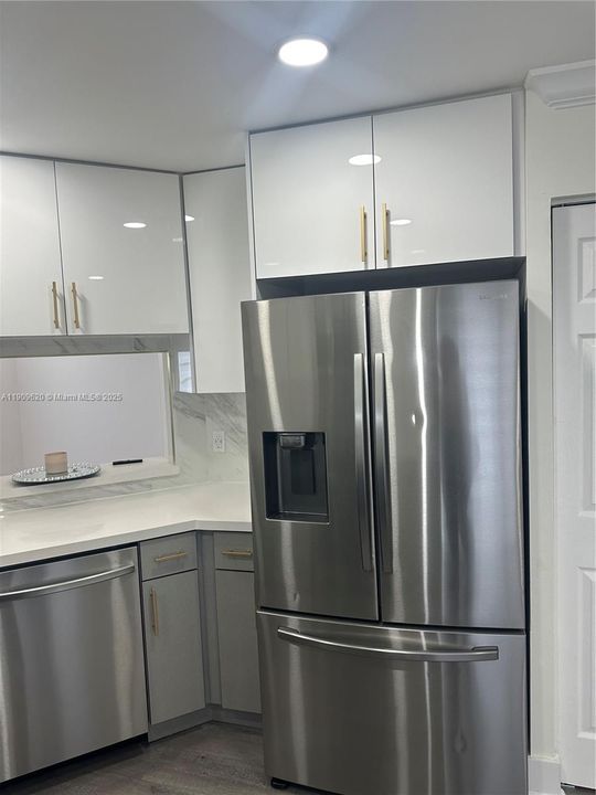 Activo con contrato: $599,000 (3 camas, 2 baños, 2103 Pies cuadrados)