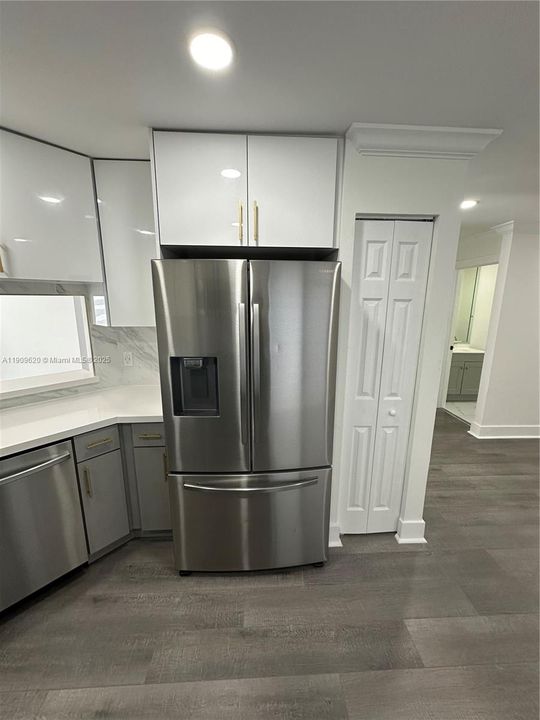 Activo con contrato: $599,000 (3 camas, 2 baños, 2103 Pies cuadrados)