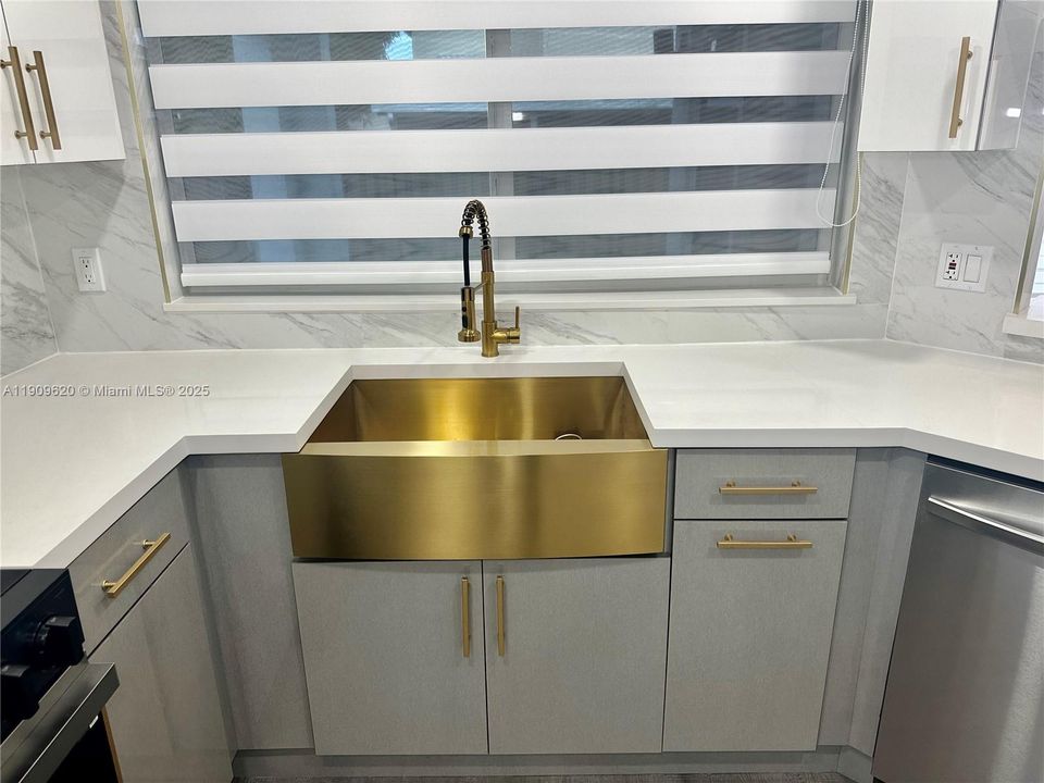 Activo con contrato: $599,000 (3 camas, 2 baños, 2103 Pies cuadrados)