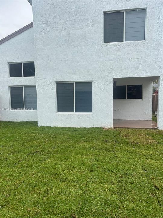 Activo con contrato: $599,000 (3 camas, 2 baños, 2103 Pies cuadrados)