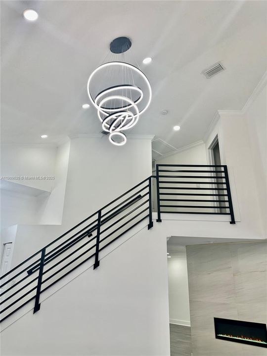 Activo con contrato: $599,000 (3 camas, 2 baños, 2103 Pies cuadrados)