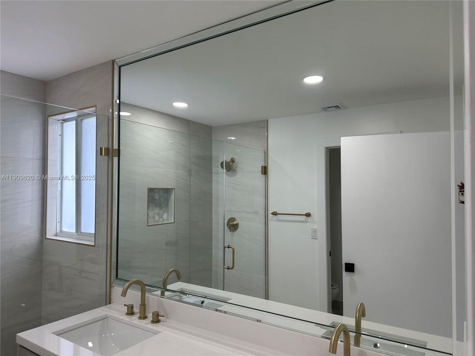 Activo con contrato: $599,000 (3 camas, 2 baños, 2103 Pies cuadrados)