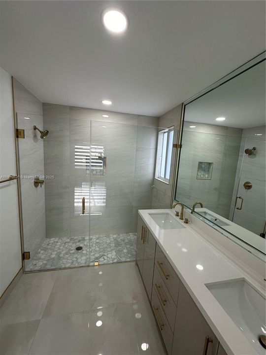 Activo con contrato: $599,000 (3 camas, 2 baños, 2103 Pies cuadrados)