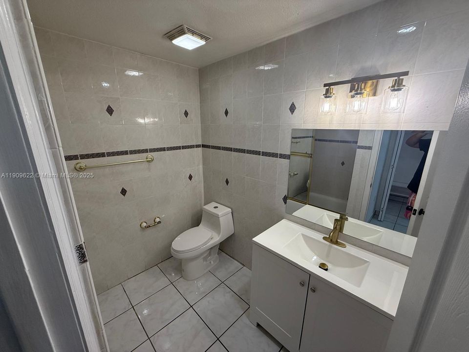 Active With Contract: $1,600 (1 beds, 1 baths, 0 Square Feet)