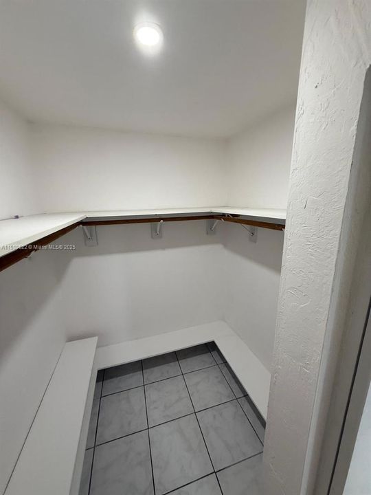 Active With Contract: $1,600 (1 beds, 1 baths, 0 Square Feet)