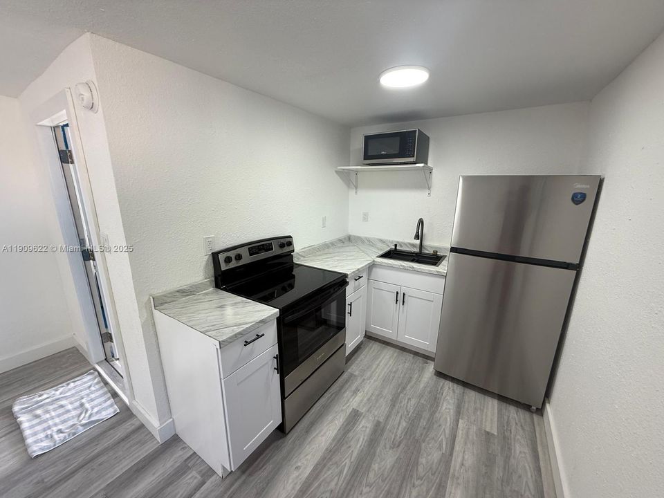 Active With Contract: $1,600 (1 beds, 1 baths, 0 Square Feet)