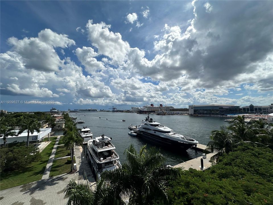 合同活跃: $1,600 (1 贝兹, 1 浴室, 685 平方英尺)