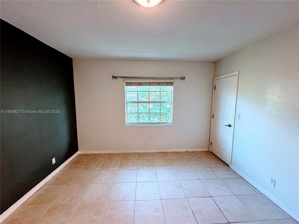 合同活跃: $1,600 (1 贝兹, 1 浴室, 685 平方英尺)