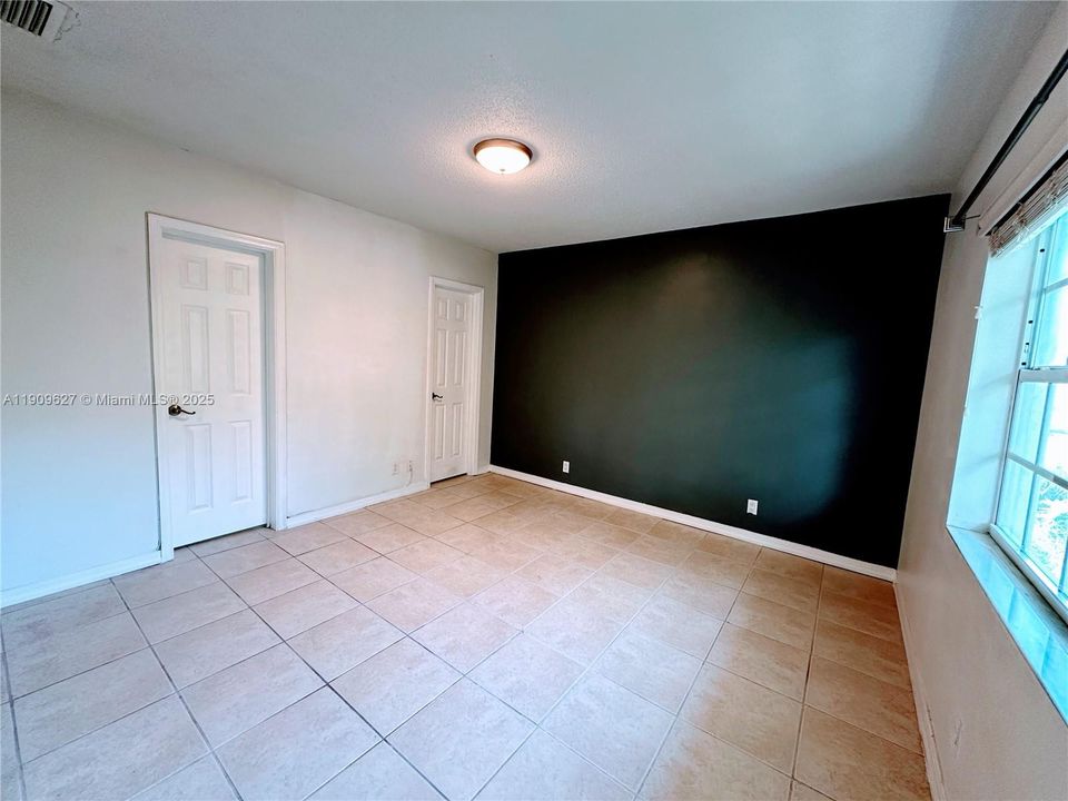 合同活跃: $1,600 (1 贝兹, 1 浴室, 685 平方英尺)