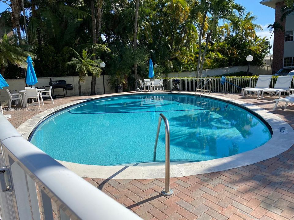 合同活跃: $1,600 (1 贝兹, 1 浴室, 685 平方英尺)