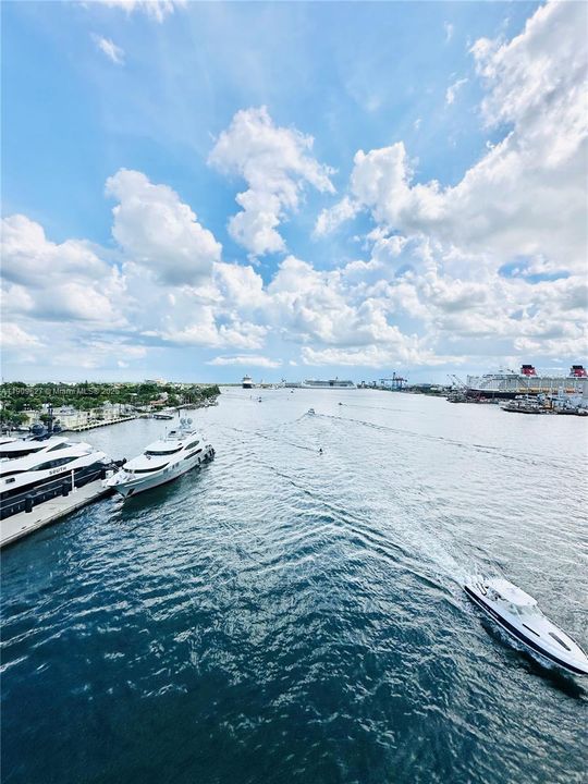 合同活跃: $1,600 (1 贝兹, 1 浴室, 685 平方英尺)