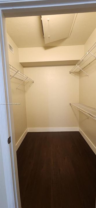 Active With Contract: $1,750 (1 beds, 1 baths, 843 Square Feet)