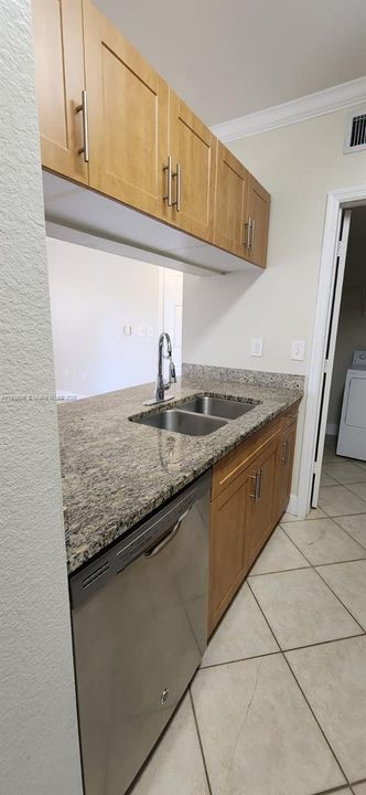 Active With Contract: $1,750 (1 beds, 1 baths, 843 Square Feet)