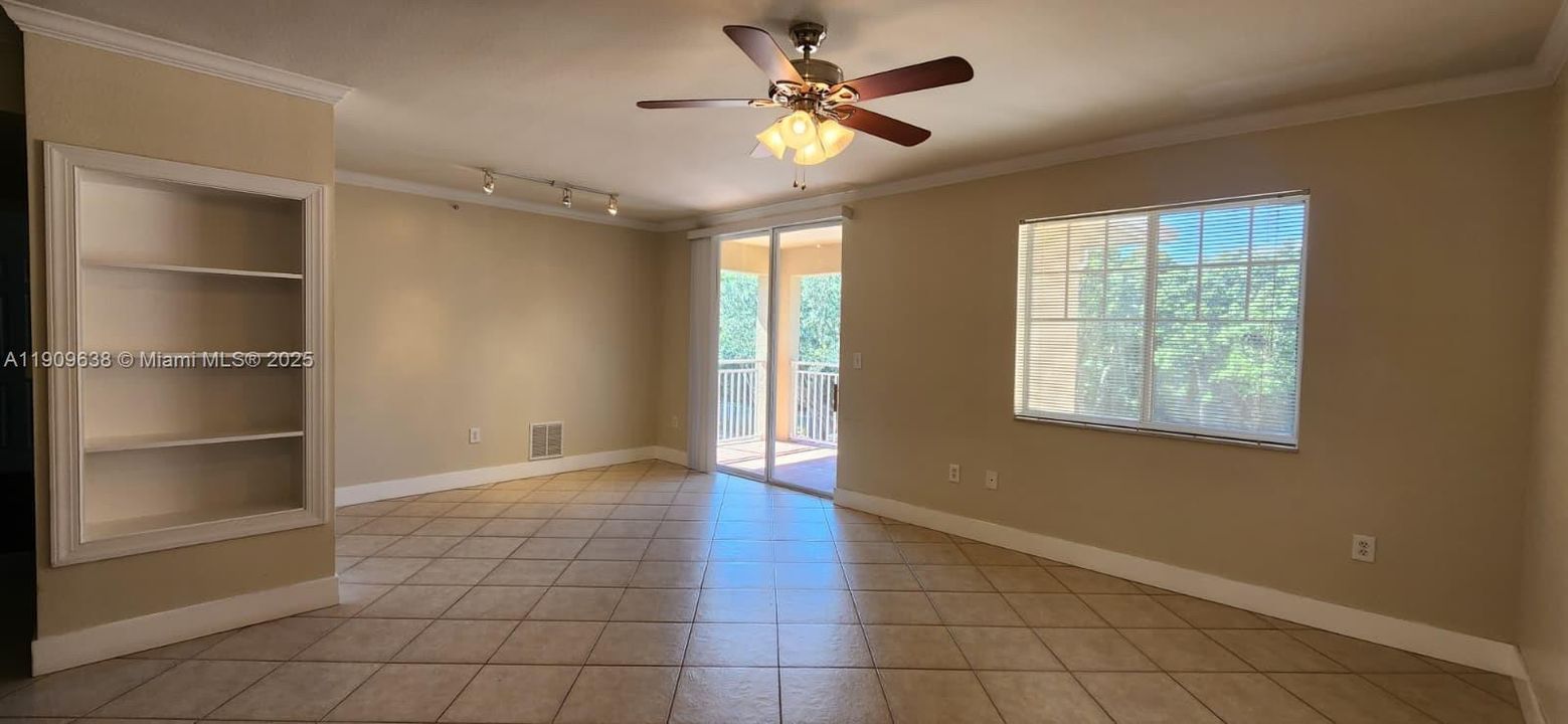 Active With Contract: $1,750 (1 beds, 1 baths, 843 Square Feet)