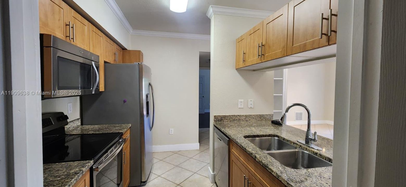 Active With Contract: $1,750 (1 beds, 1 baths, 843 Square Feet)