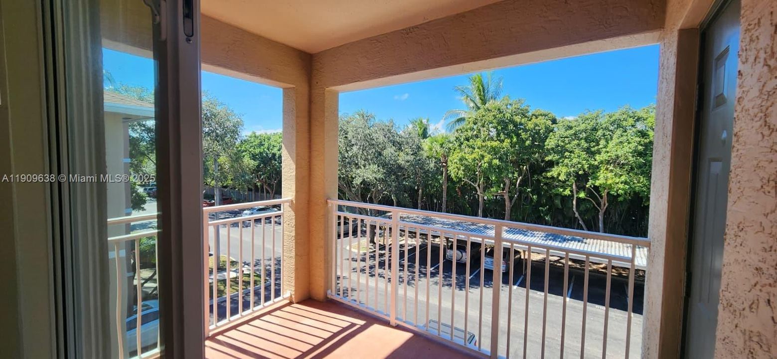 Active With Contract: $1,750 (1 beds, 1 baths, 843 Square Feet)