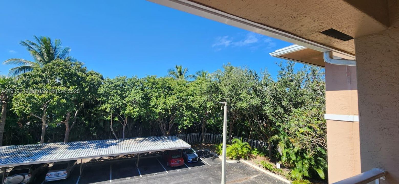 Active With Contract: $1,750 (1 beds, 1 baths, 843 Square Feet)