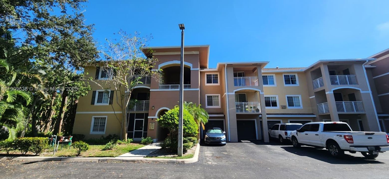 Active With Contract: $1,750 (1 beds, 1 baths, 843 Square Feet)