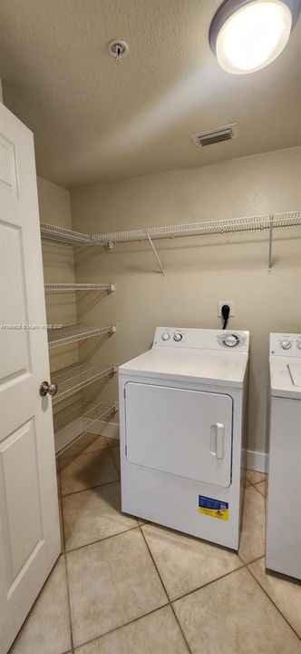 Active With Contract: $1,750 (1 beds, 1 baths, 843 Square Feet)