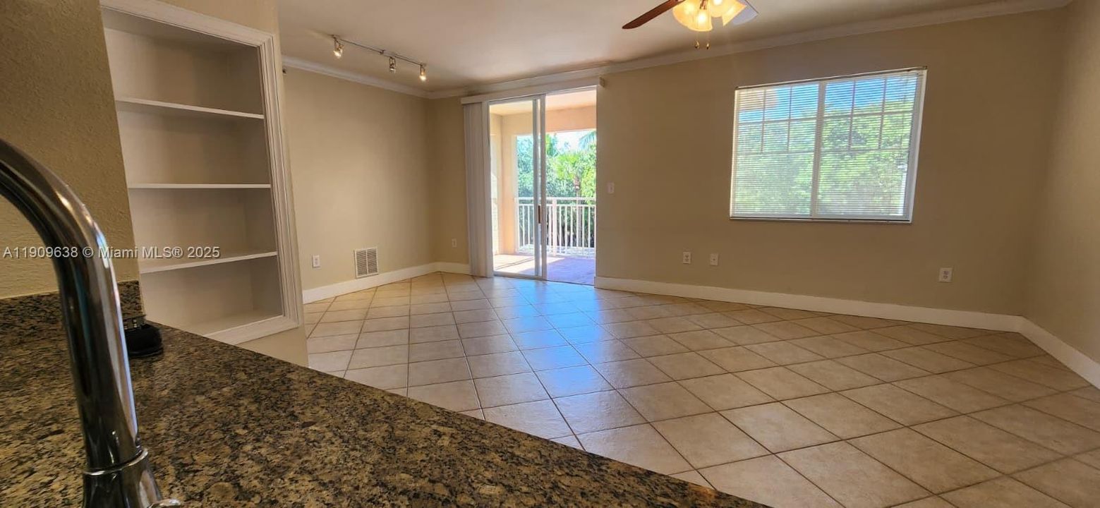 Active With Contract: $1,750 (1 beds, 1 baths, 843 Square Feet)