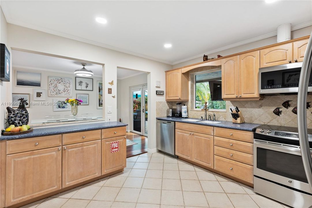 For Rent: $5,450 (4 beds, 3 baths, 1549 Square Feet)