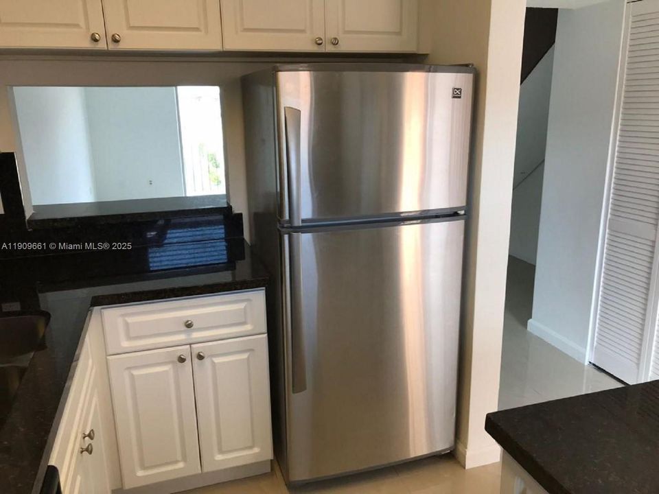 For Rent: $2,250 (2 beds, 1 baths, 908 Square Feet)