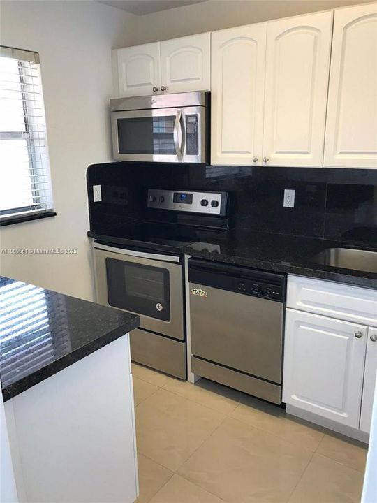 For Rent: $2,250 (2 beds, 1 baths, 908 Square Feet)