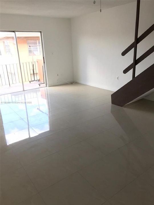 For Rent: $2,250 (2 beds, 1 baths, 908 Square Feet)