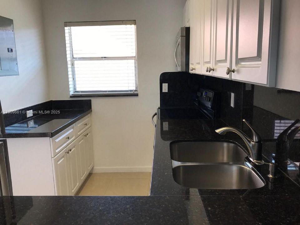 For Rent: $2,250 (2 beds, 1 baths, 908 Square Feet)