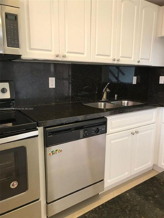 For Rent: $2,250 (2 beds, 1 baths, 908 Square Feet)