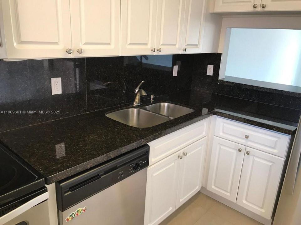 For Rent: $2,250 (2 beds, 1 baths, 908 Square Feet)