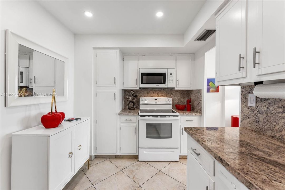 For Sale: $220,000 (1 beds, 1 baths, 800 Square Feet)