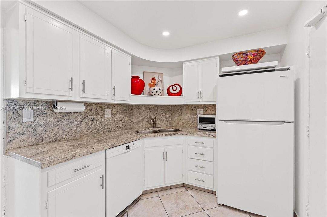 For Sale: $220,000 (1 beds, 1 baths, 800 Square Feet)