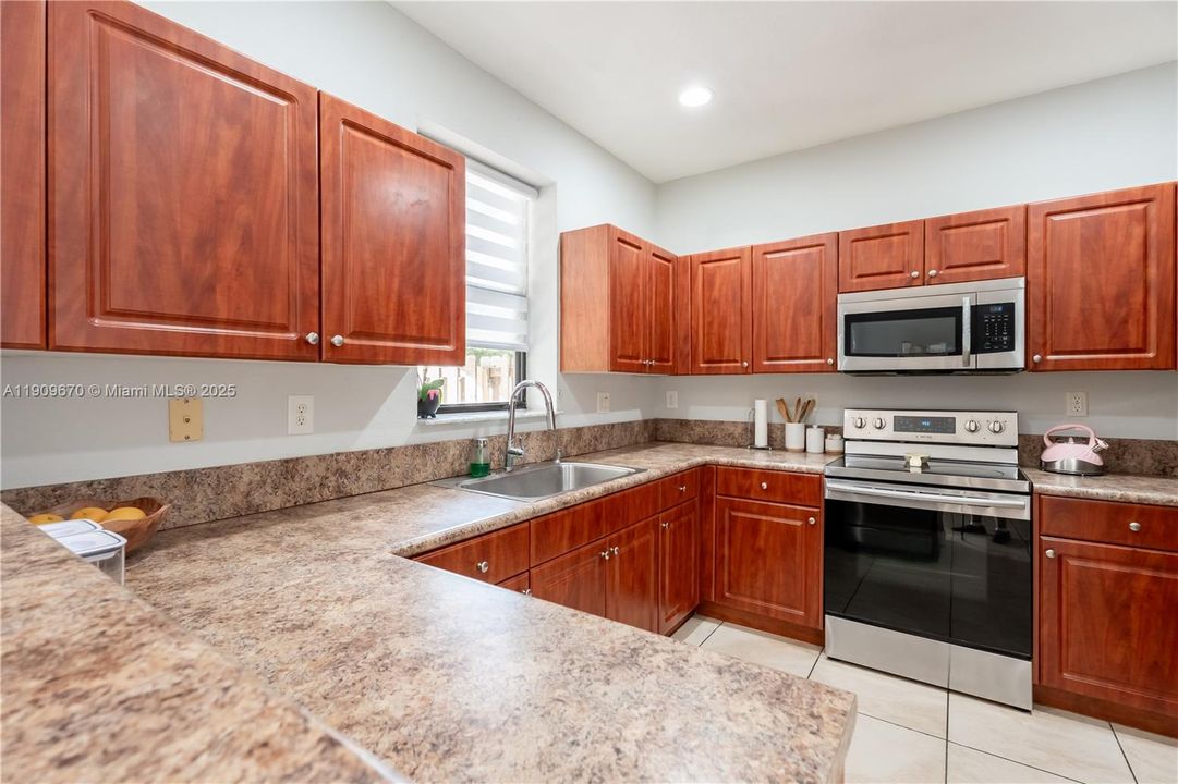 На продажу: $465,000 (3 спален, 2 ванн, 1754 Квадратных фут)