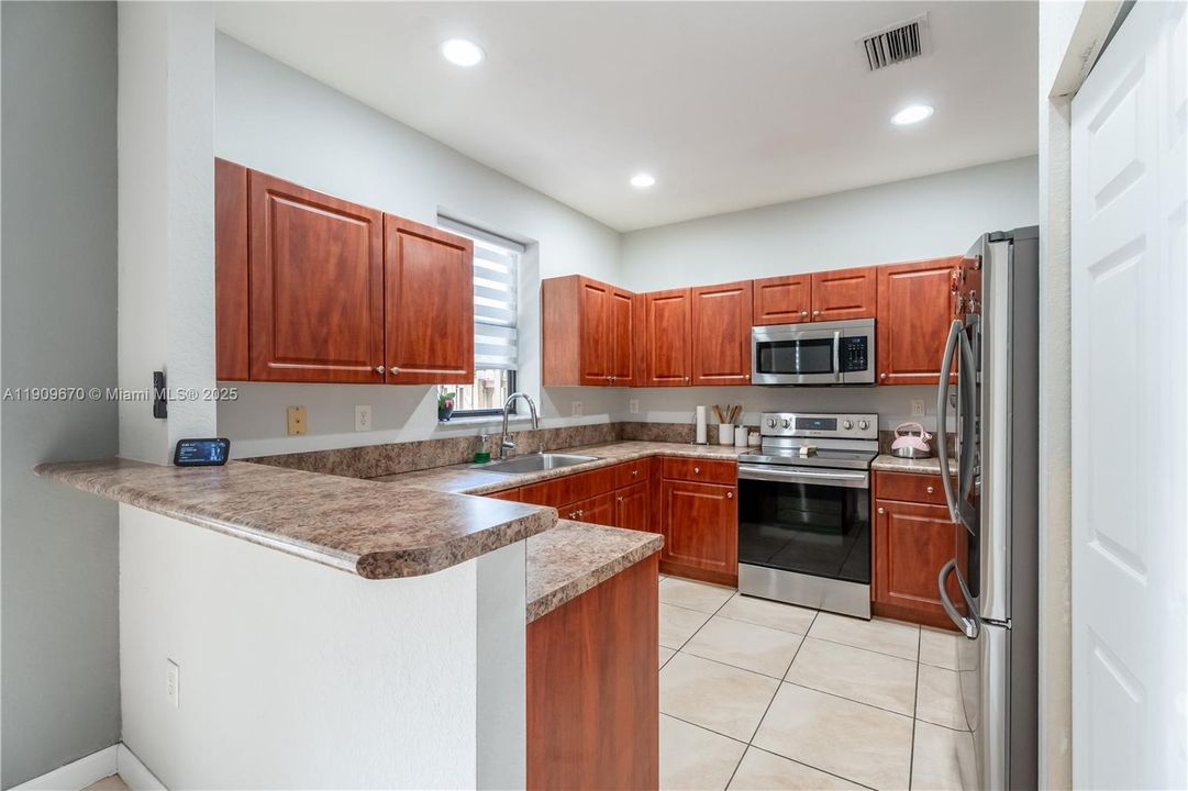 На продажу: $465,000 (3 спален, 2 ванн, 1754 Квадратных фут)