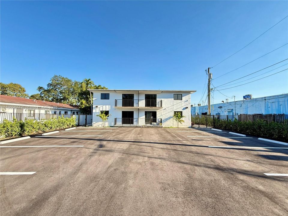 Recently Rented: $1,995 (1 beds, 1 baths, 600 Square Feet)