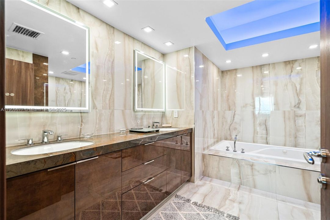 For Sale: $985,000 (2 beds, 2 baths, 1260 Square Feet)