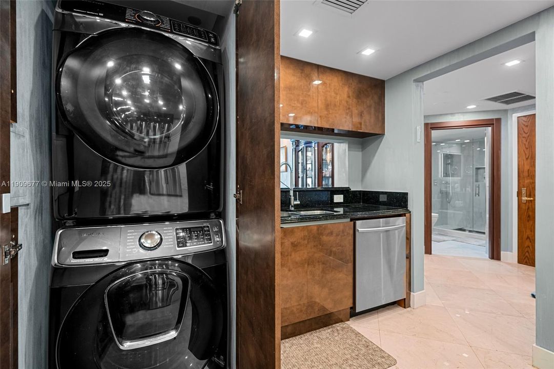 For Sale: $985,000 (2 beds, 2 baths, 1260 Square Feet)