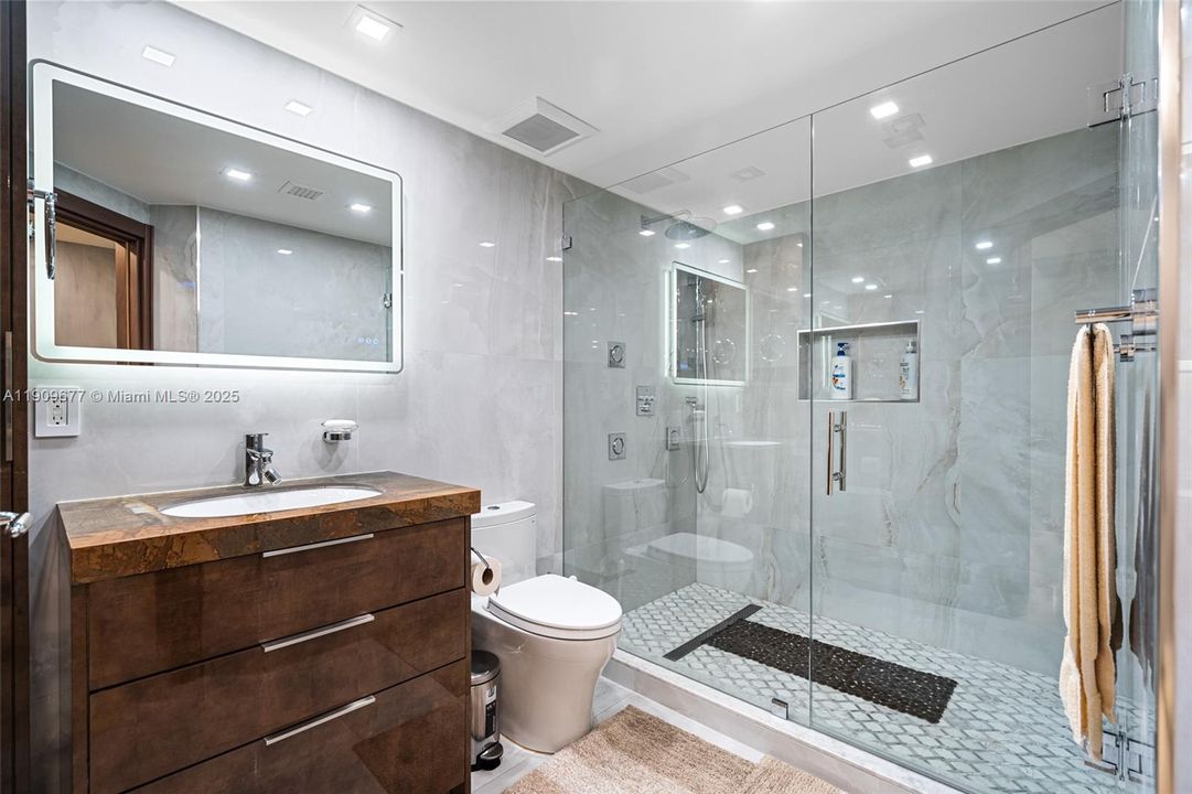 For Sale: $985,000 (2 beds, 2 baths, 1260 Square Feet)