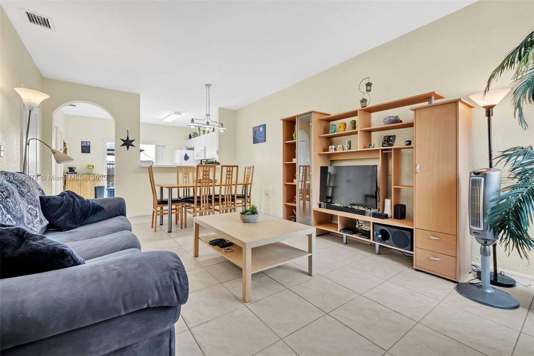 Activo con contrato: $399,000 (2 camas, 2 baños, 1130 Pies cuadrados)