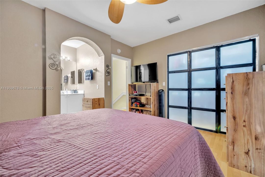 Activo con contrato: $399,000 (2 camas, 2 baños, 1130 Pies cuadrados)