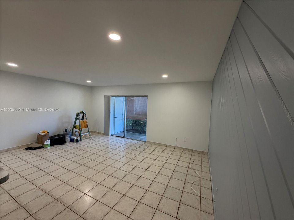 Recently Rented: $1,800 (1 beds, 1 baths, 765 Square Feet)